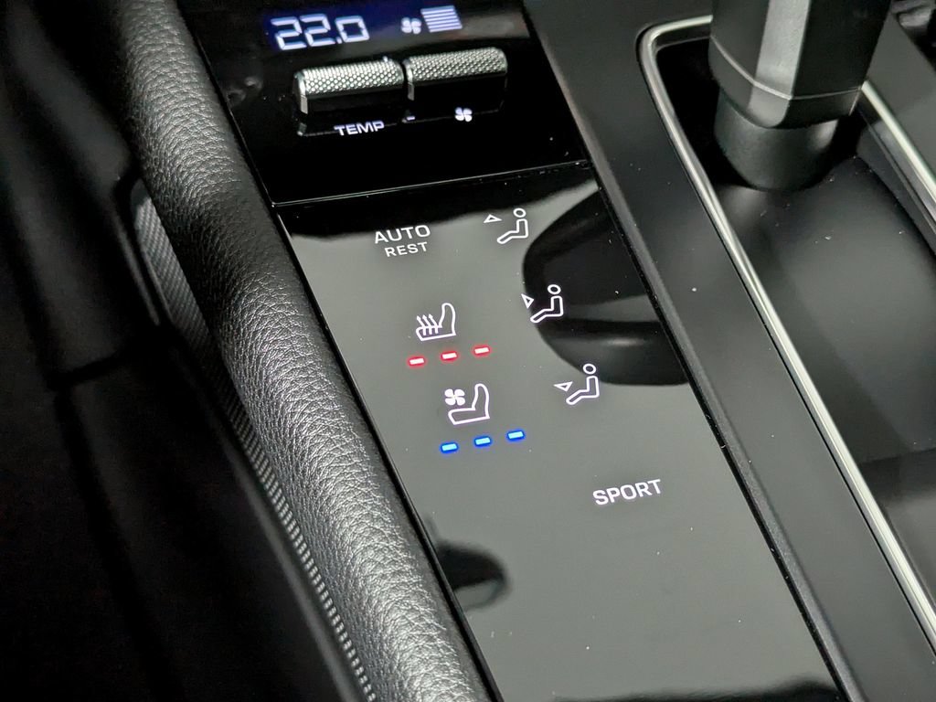 Used 2025 Porsche Macan AWD/4WD image 20