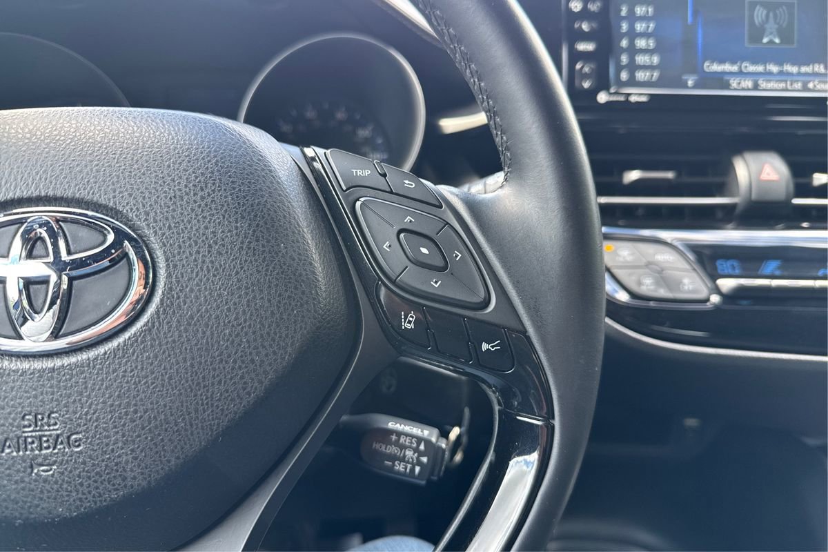 Used 2018 Toyota C-HR XLE FWD image 29