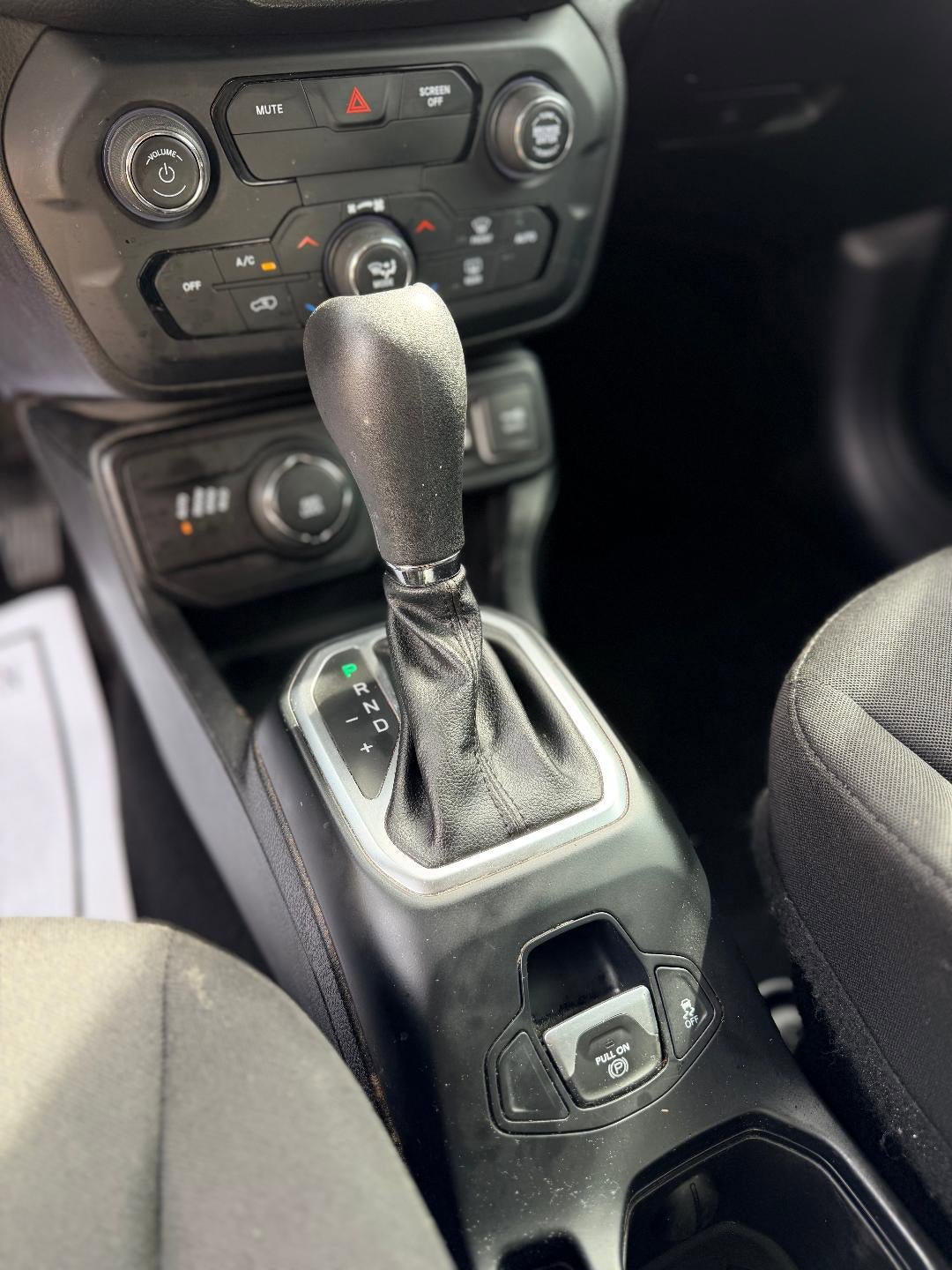 Used 2018 Jeep Renegade Latitude AWD/4WD image 15
