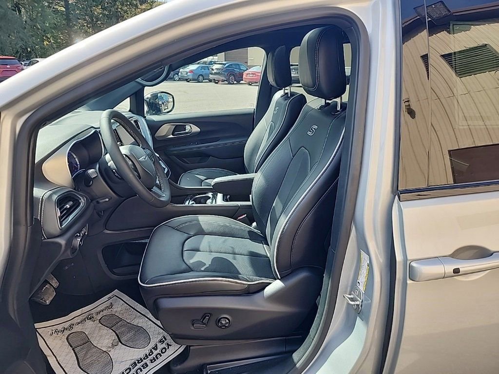 Used 2023 Chrysler Pacifica Limited w/ S Appearance Package image 11