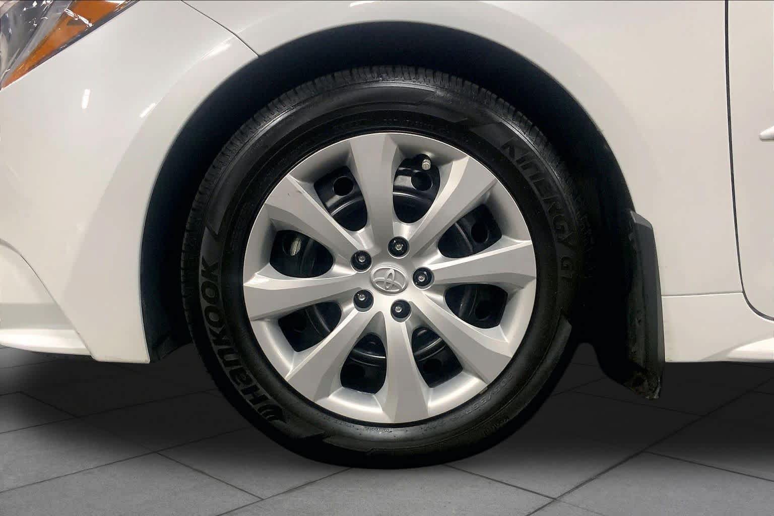 Used 2025 Toyota Corolla LE FWD image 11