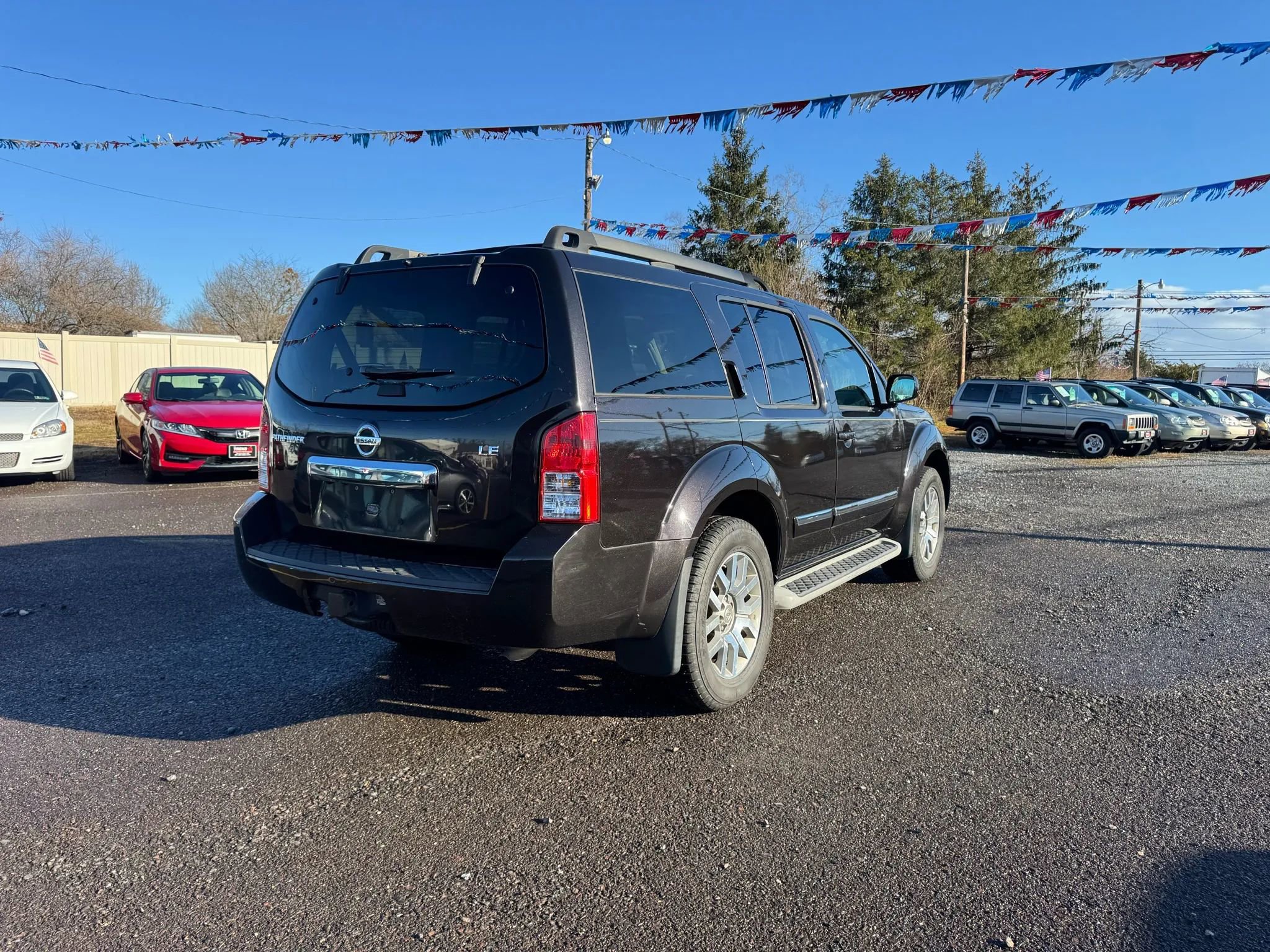 Used 2011 Nissan Pathfinder LE w/ Navigation Pkg image 6