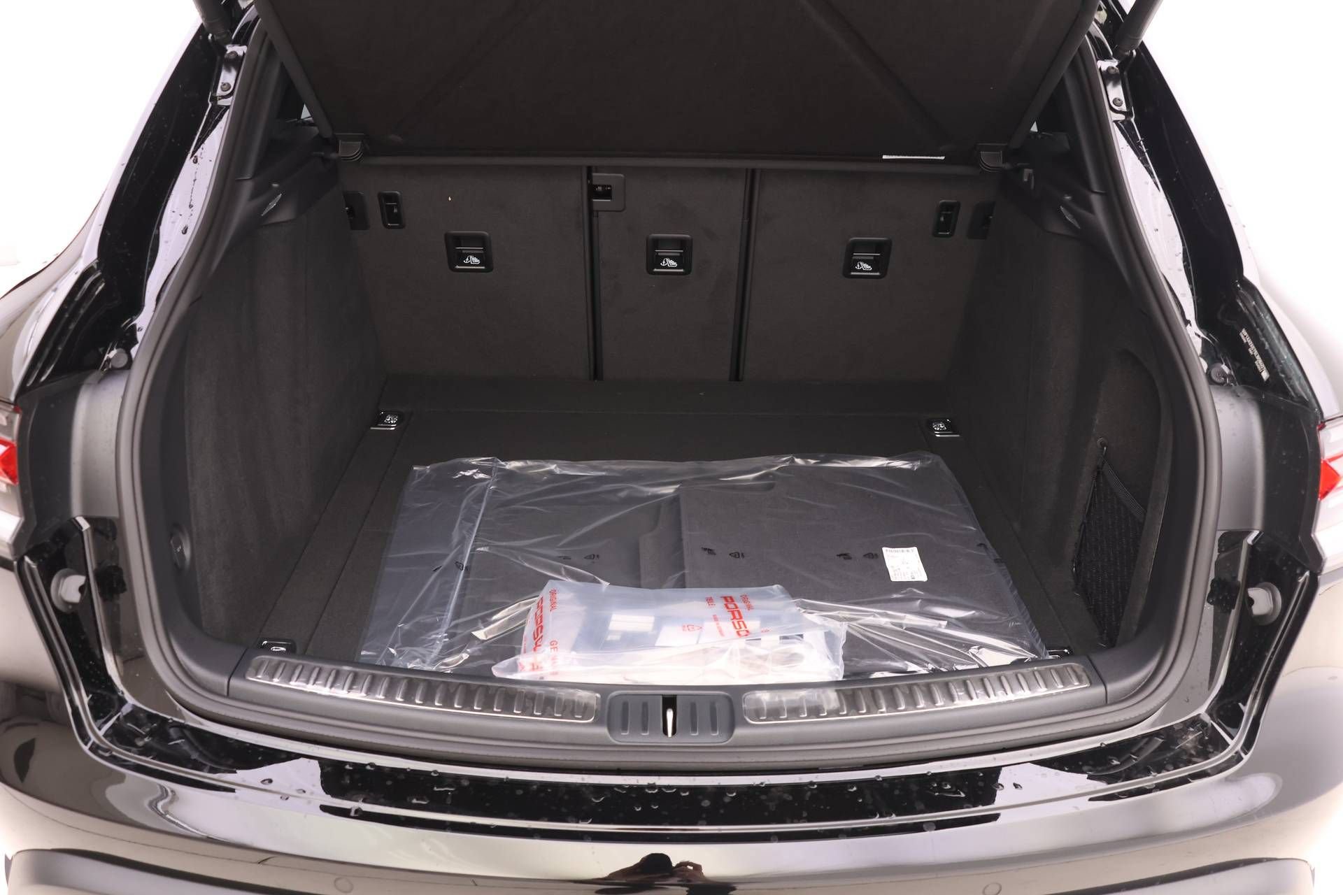 Used 2025 Porsche Macan AWD/4WD image 19