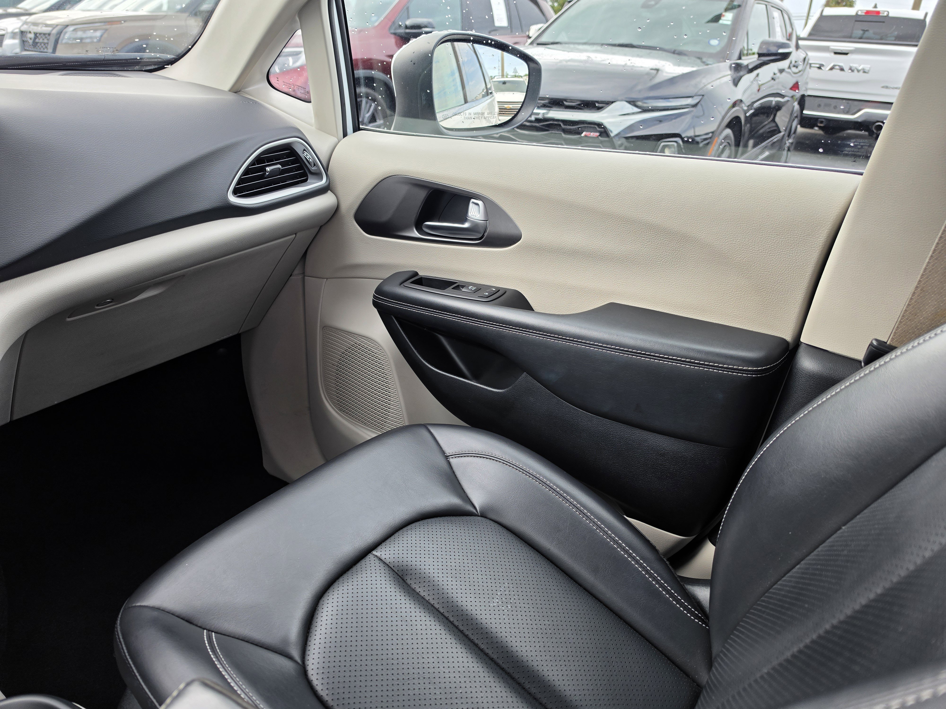 Used 2023 Chrysler Pacifica Touring-L FWD image 10