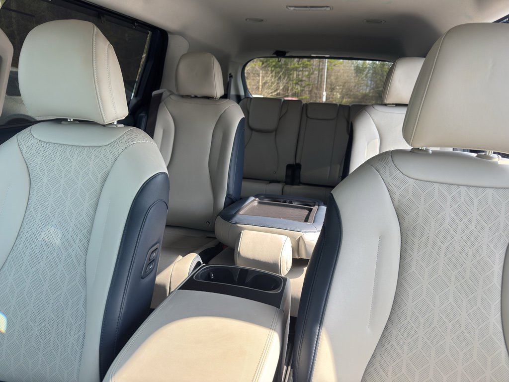 Used 2025 Kia Carnival EX image 12