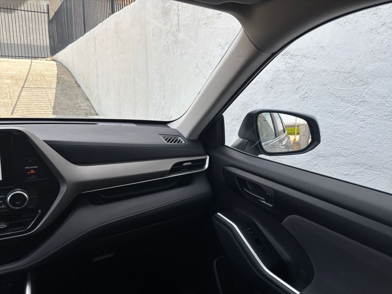 Used 2025 Toyota Highlander LE image 37