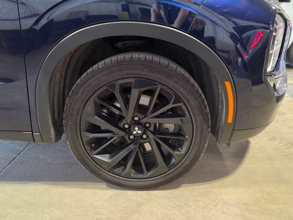 Used 2023 Mitsubishi Outlander SE FWD image 3