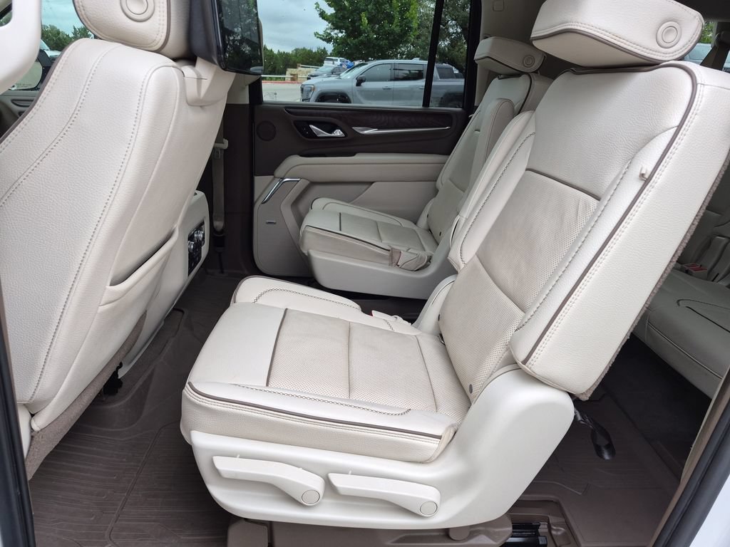 Used 2021 GMC Yukon XL Denali w/ Denali Premium Package AWD/4WD image 35