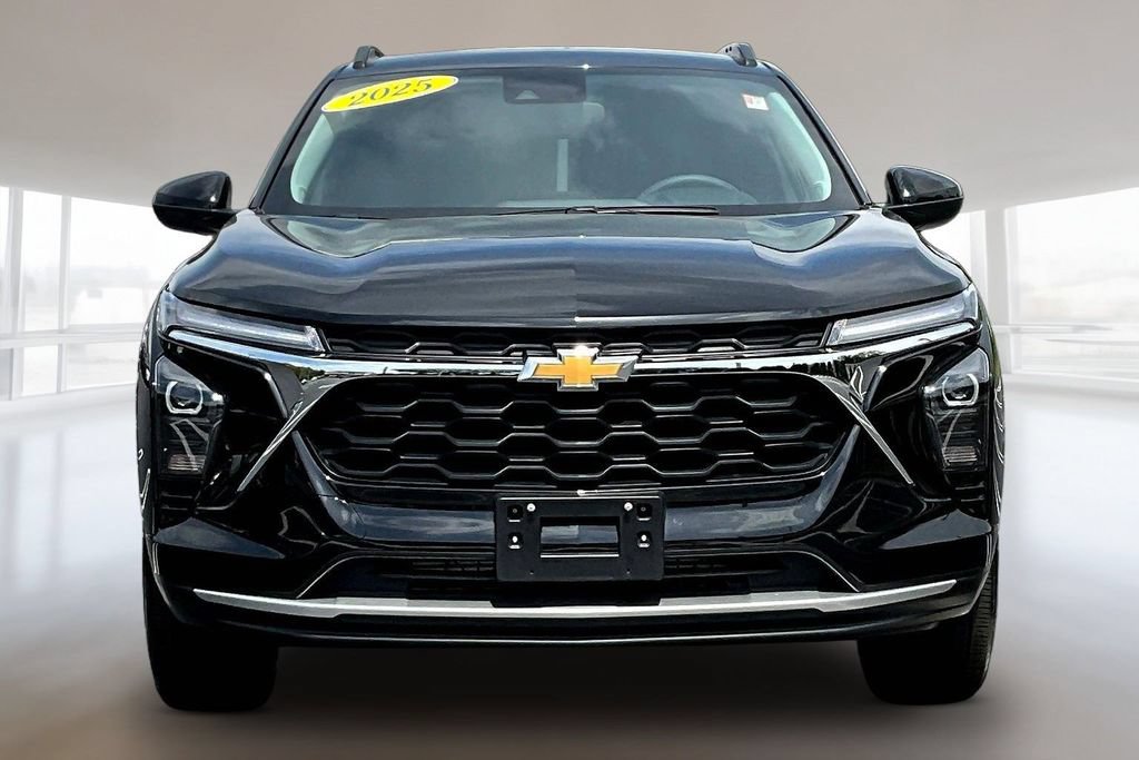 Used 2025 Chevrolet Trax LT FWD image 2