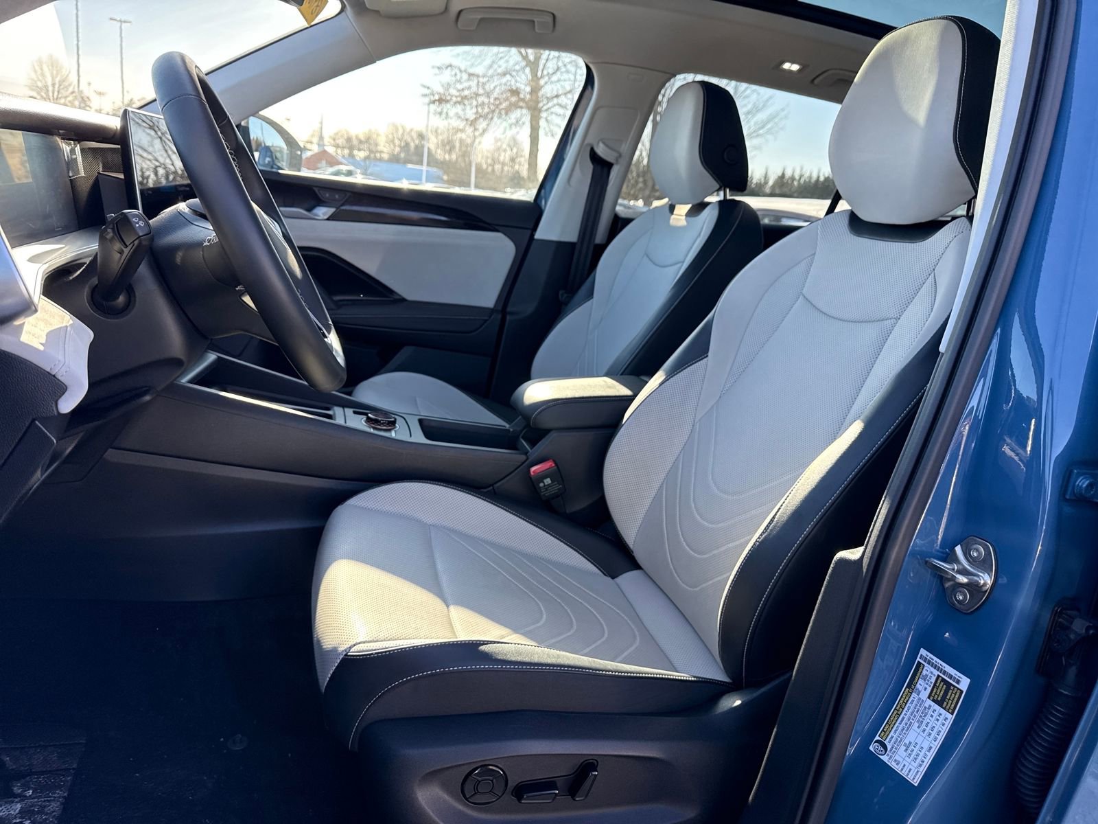 Used 2025 Volkswagen Tiguan SE AWD/4WD image 10