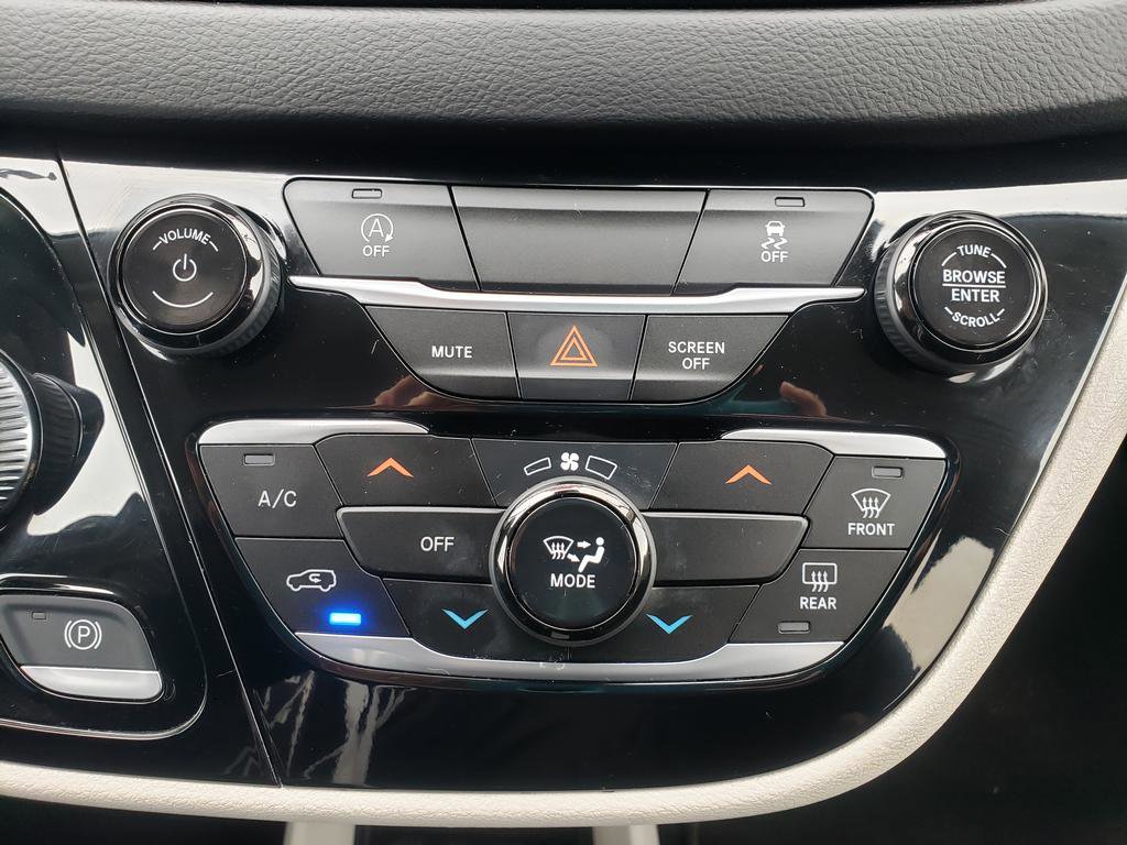 Used 2023 Chrysler Voyager LX image 18