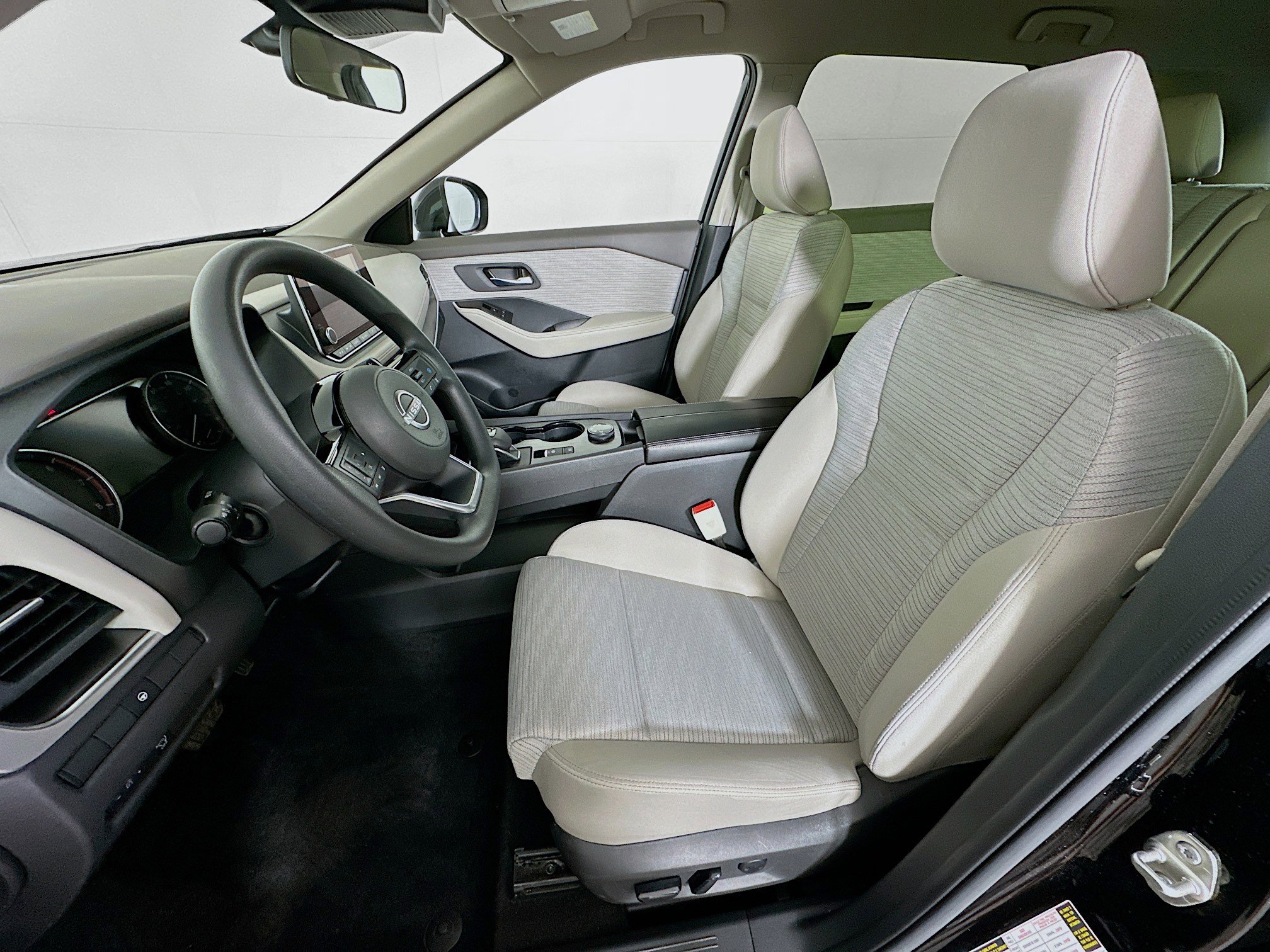 Used 2023 Nissan Rogue SV image 13