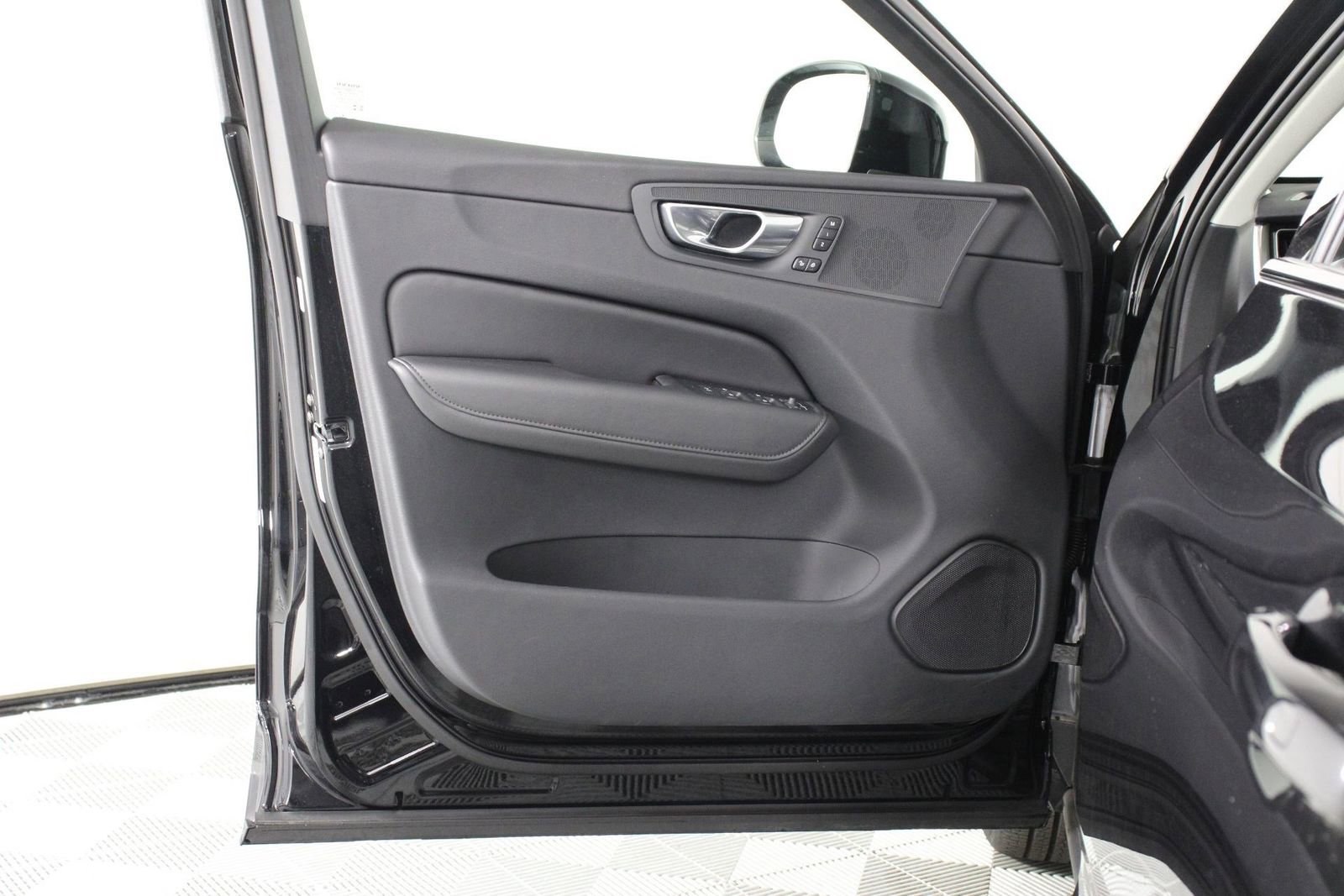 Certified 2025 Volvo XC60 B5 Plus AWD/4WD image 17