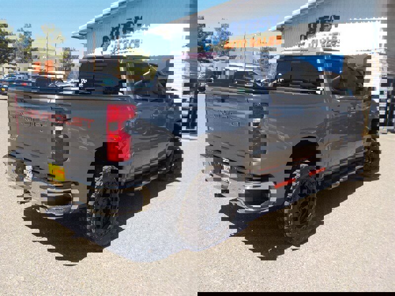 Used 2021 Chevrolet Silverado 1500 LT w/ Z71 Off-Road Package image 12