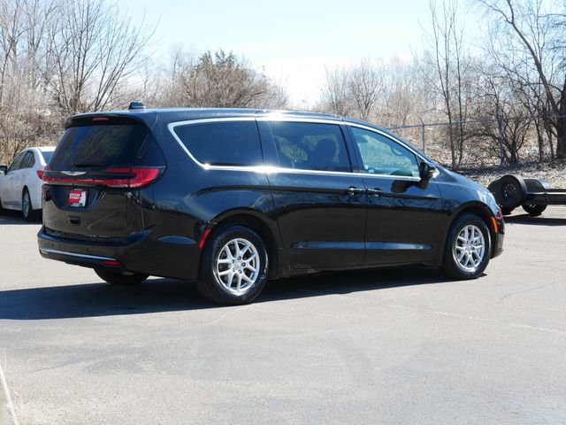 Used 2025 Chrysler Pacifica Select image 5