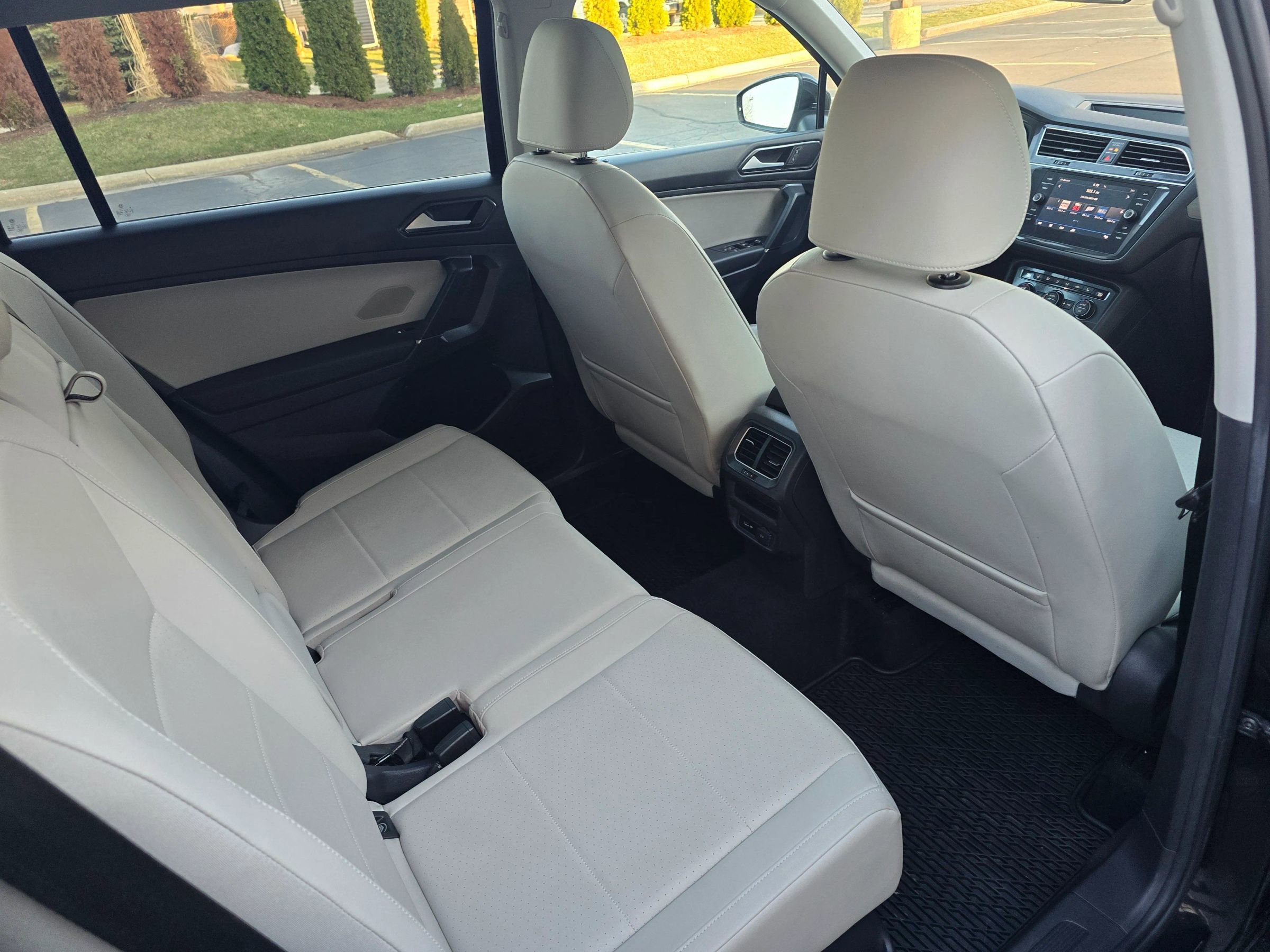 Used 2018 Volkswagen Tiguan SE w/ Panoramic Sunroof Package image 24