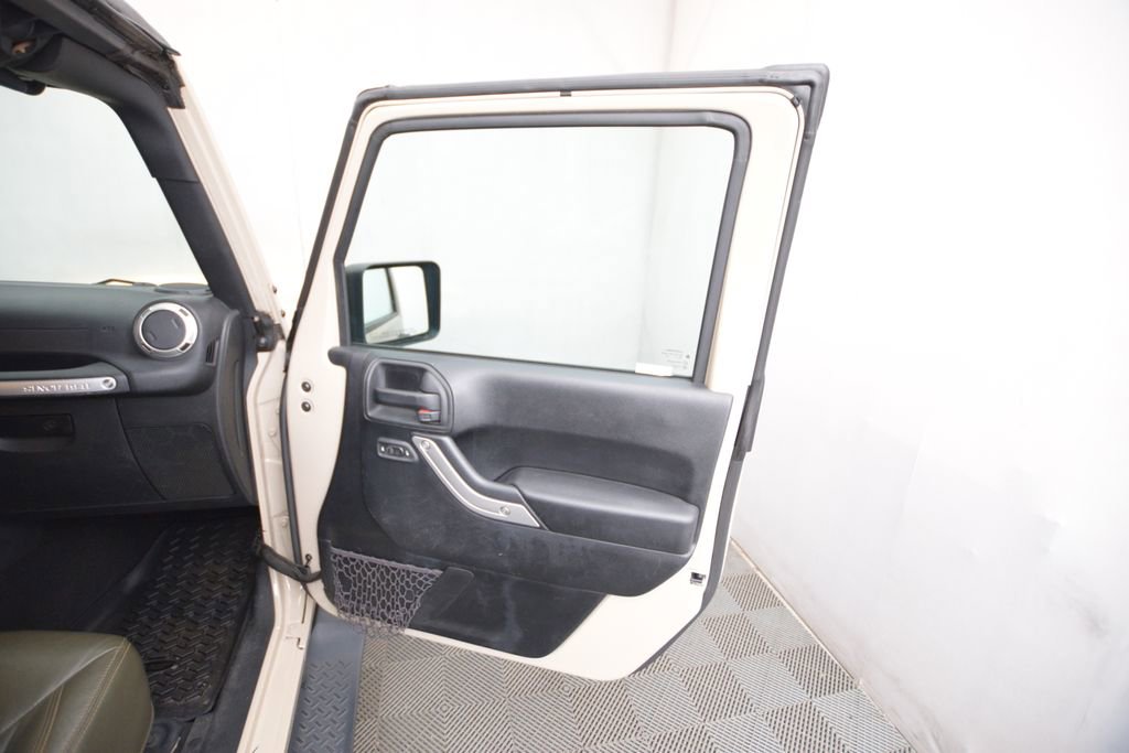 Used 2016 Jeep Wrangler Unlimited Sahara image 15