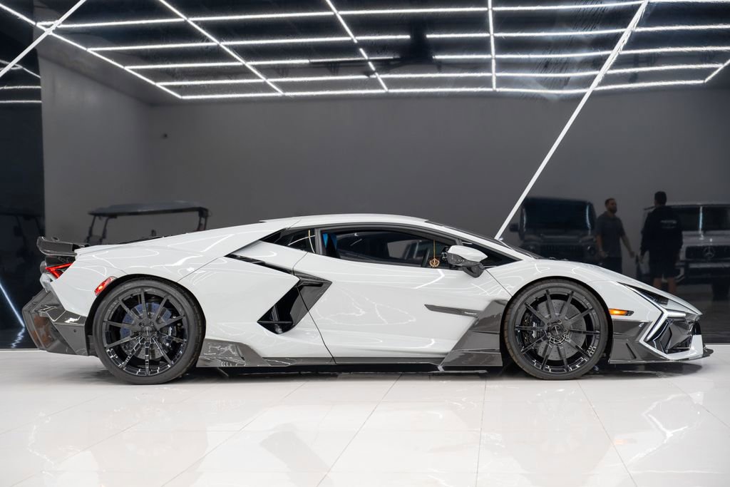 Used 2025 Lamborghini Revuelto image 11