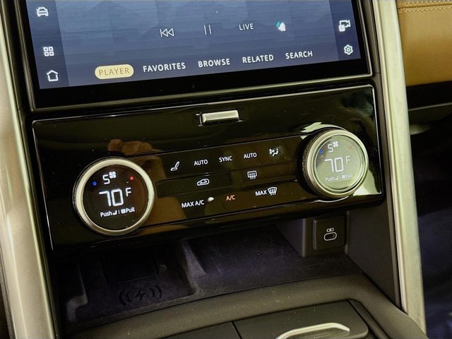 Used 2025 Land Rover Discovery Metropolitan Edition image 18