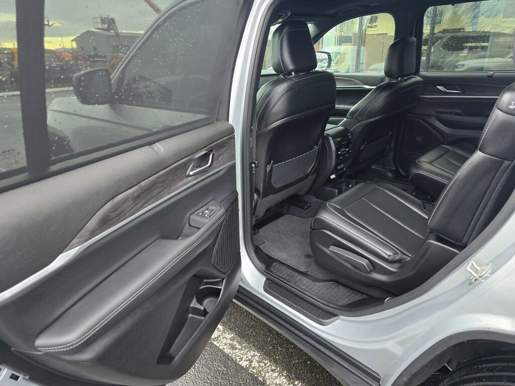 Used 2024 Jeep Grand Cherokee L Limited w/ Luxury Tech Group II image 13