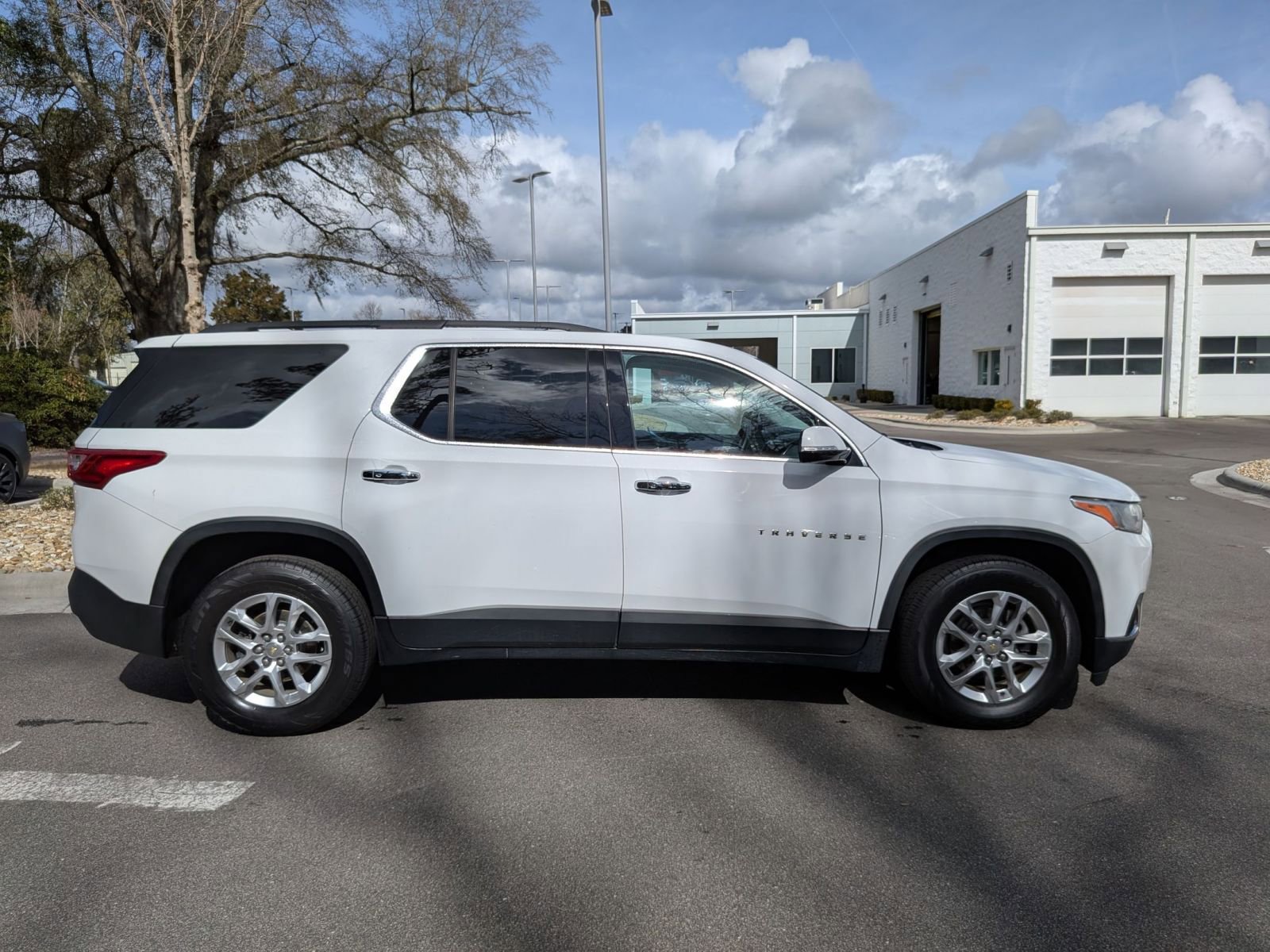 Used 2019 Chevrolet Traverse LT image 2