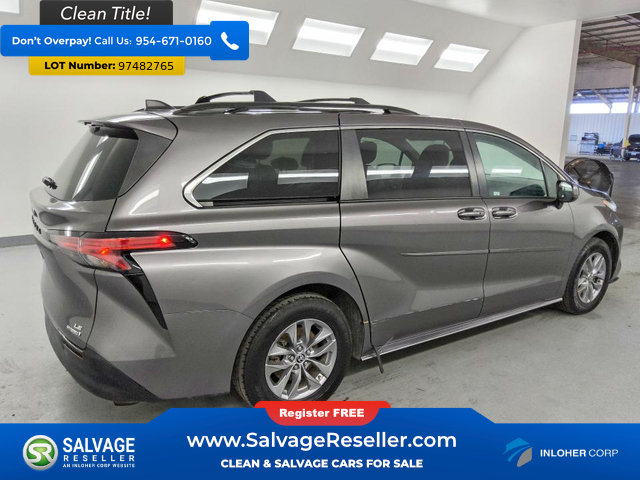 Used 2022 Toyota Sienna LE w/ LE Plus Package FWD image 4