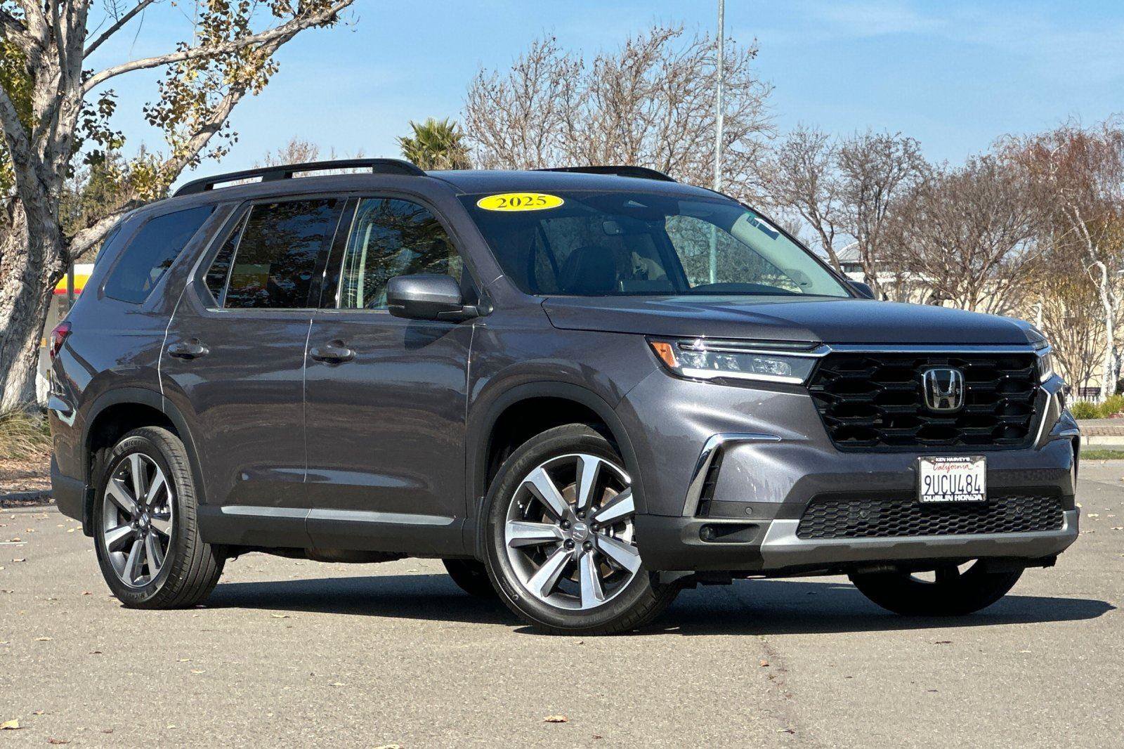 Certified 2025 Honda Pilot Touring image 2
