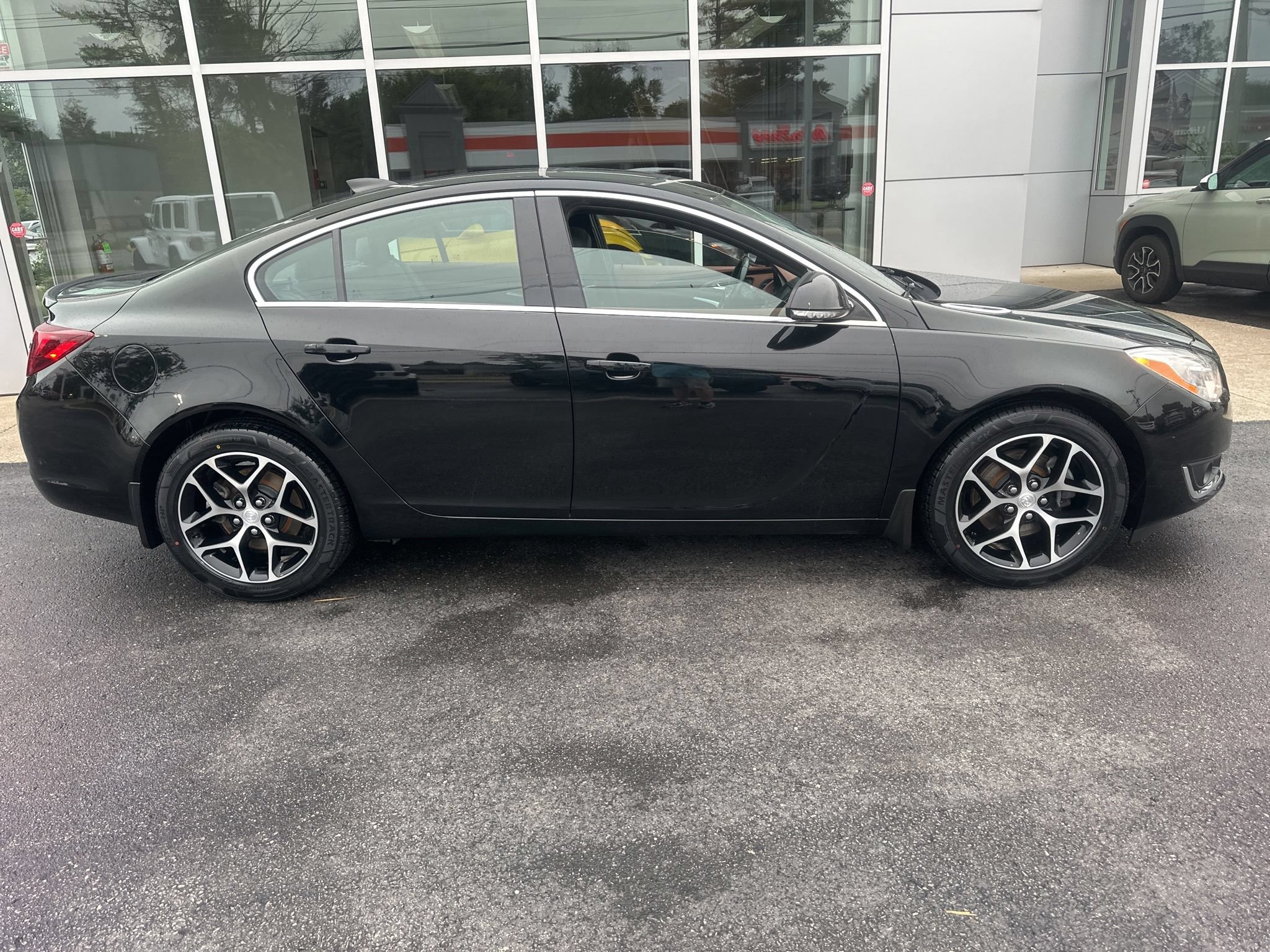Used 2017 Buick Regal Sport Touring FWD image 2