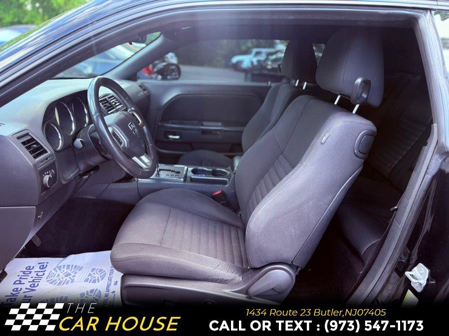 Used 2014 Dodge Challenger SXT RWD image 9