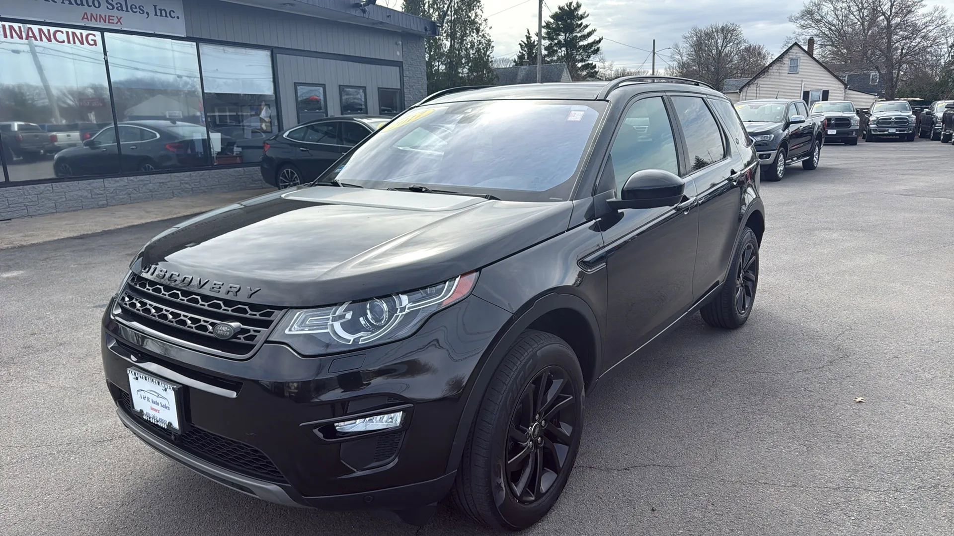 Used 2017 Land Rover Discovery Sport HSE AWD/4WD image 3
