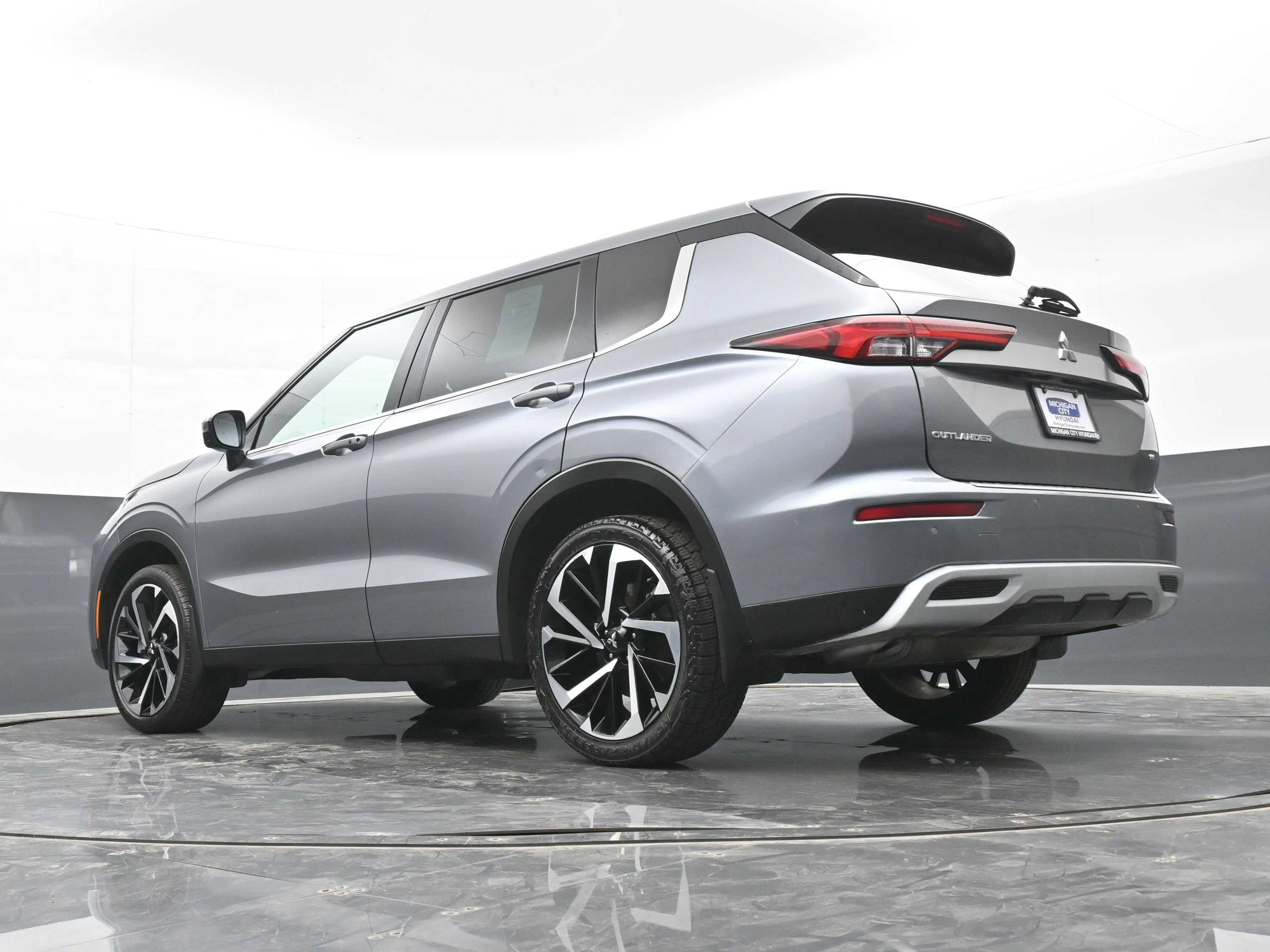 Used 2023 Mitsubishi Outlander SE image 39