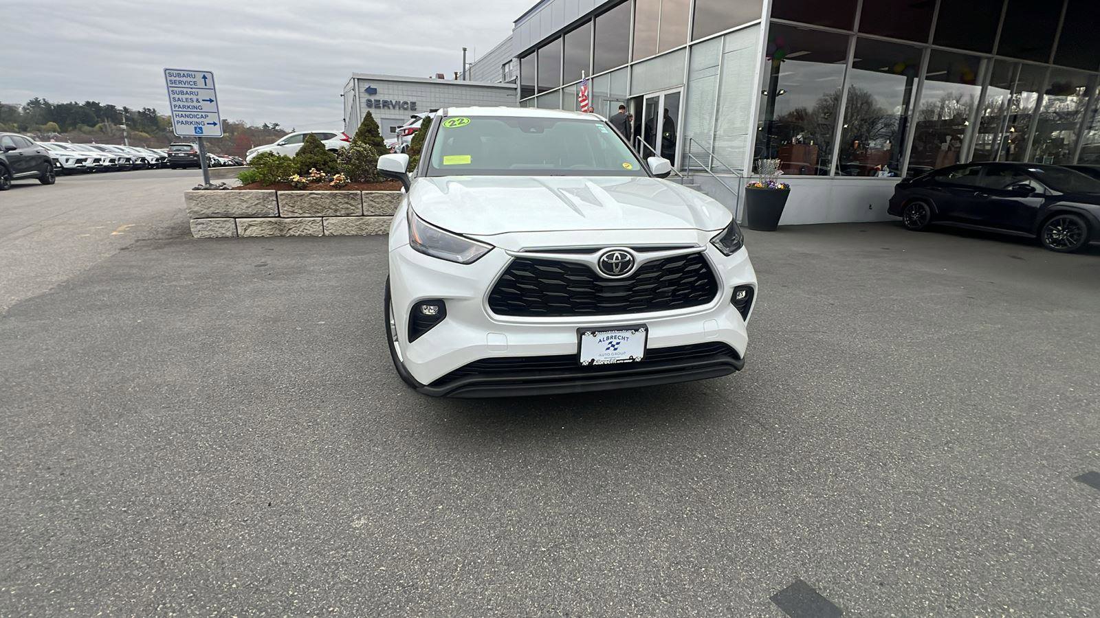 Used 2022 Toyota Highlander LE AWD/4WD image 2