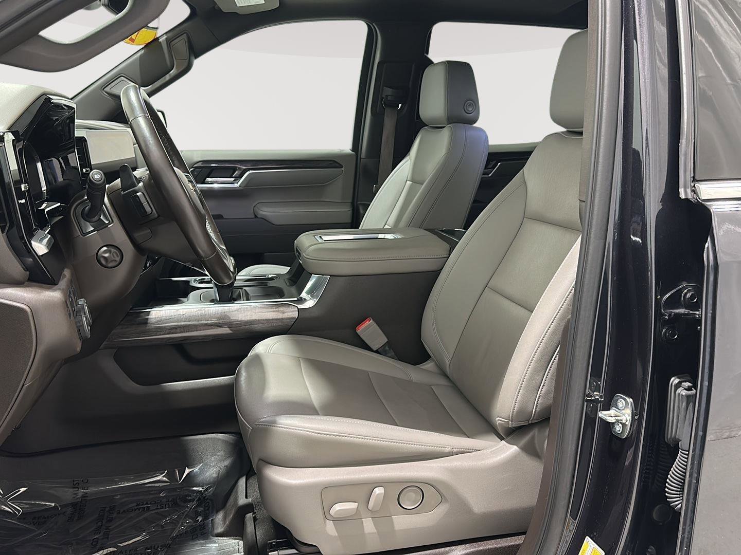 Used 2022 Chevrolet Silverado 1500 LTZ w/ LTZ Premium Package image 17