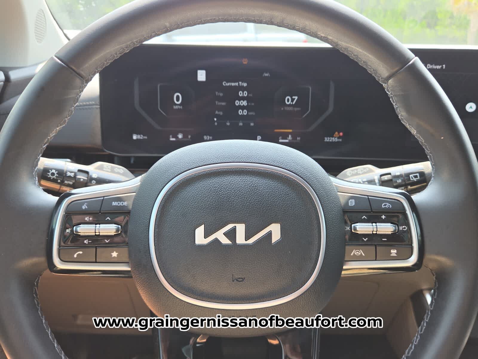 Used 2025 Kia Carnival SX FWD image 11