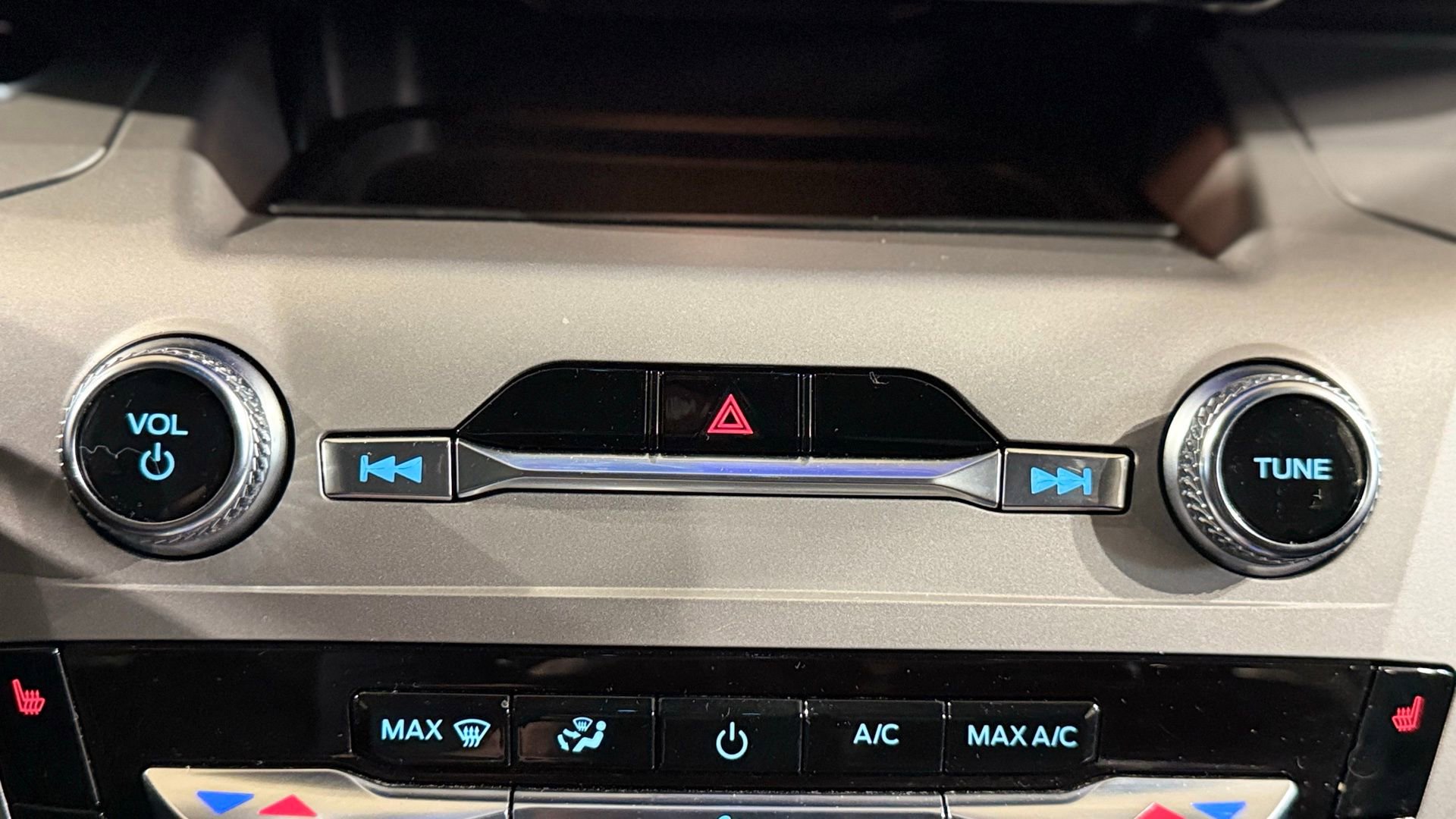 Used 2023 Ford Explorer XLT w/ Equipment Group 202A image 99