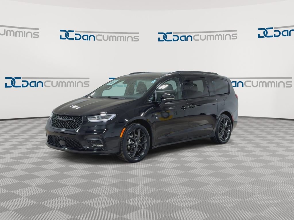 Used 2025 Chrysler Pacifica Limited image 4