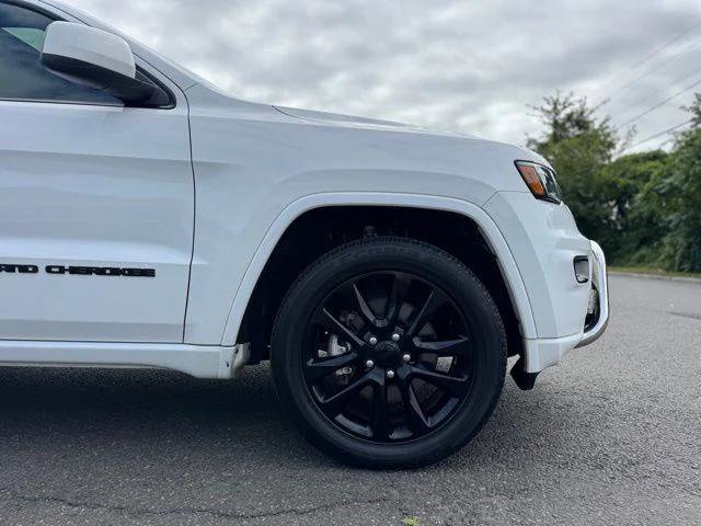 Certified 2022 Jeep Grand Cherokee Laredo X AWD/4WD image 9