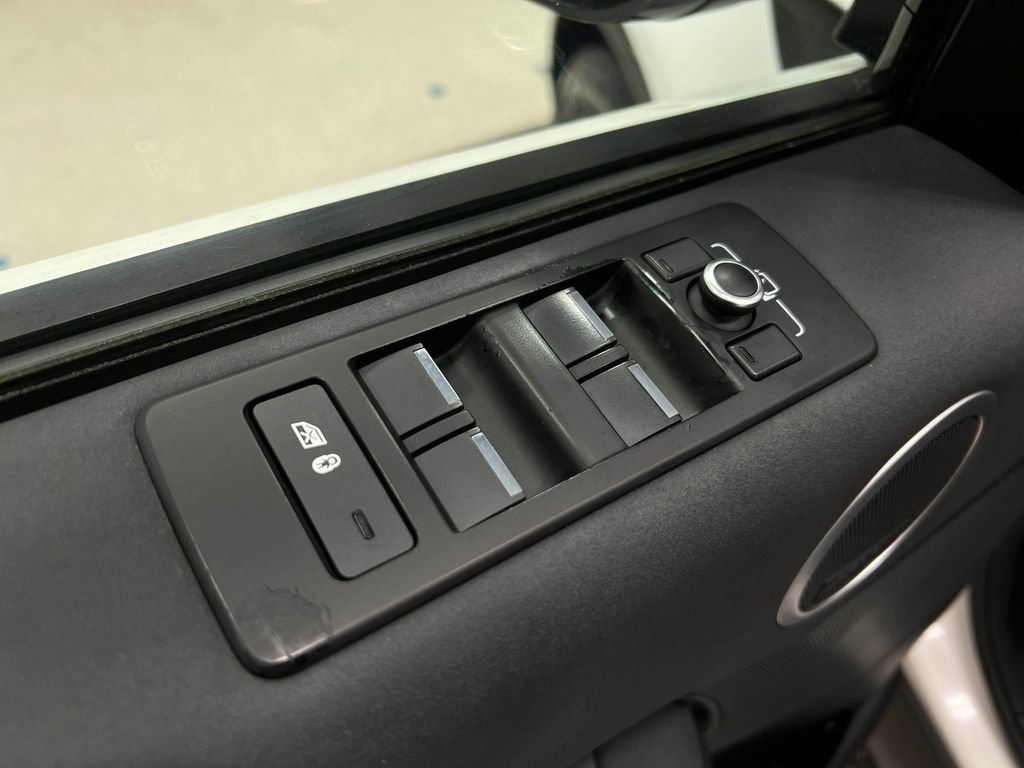 Used 2020 Land Rover Discovery Landmark image 17