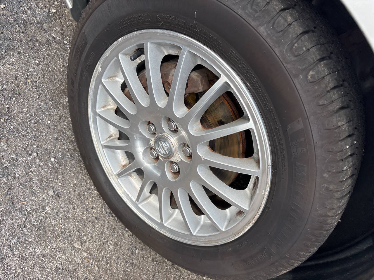 Used 2005 Chrysler Sebring Touring FWD image 16