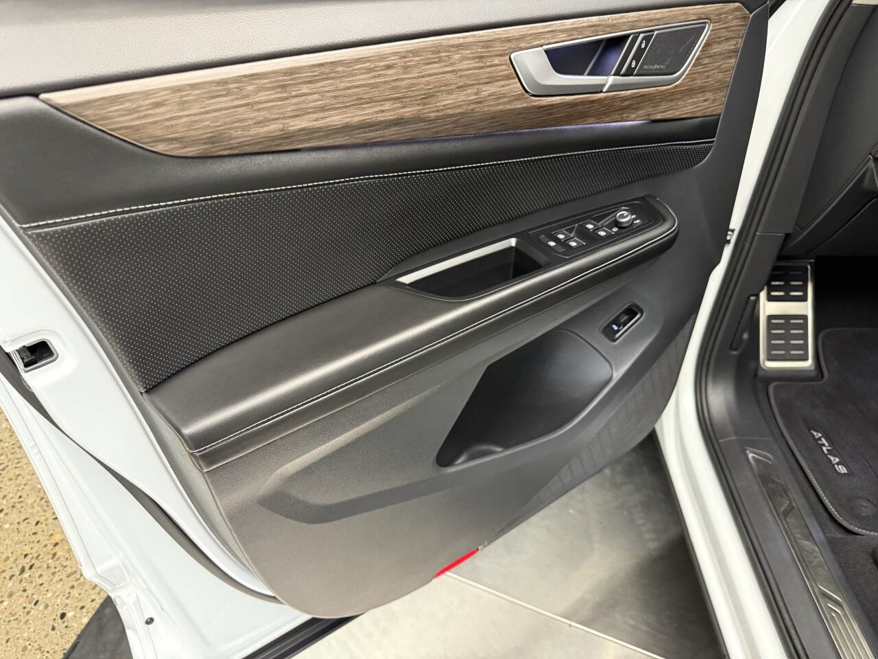 Used 2024 Volkswagen Atlas SEL Premium R-Line image 24