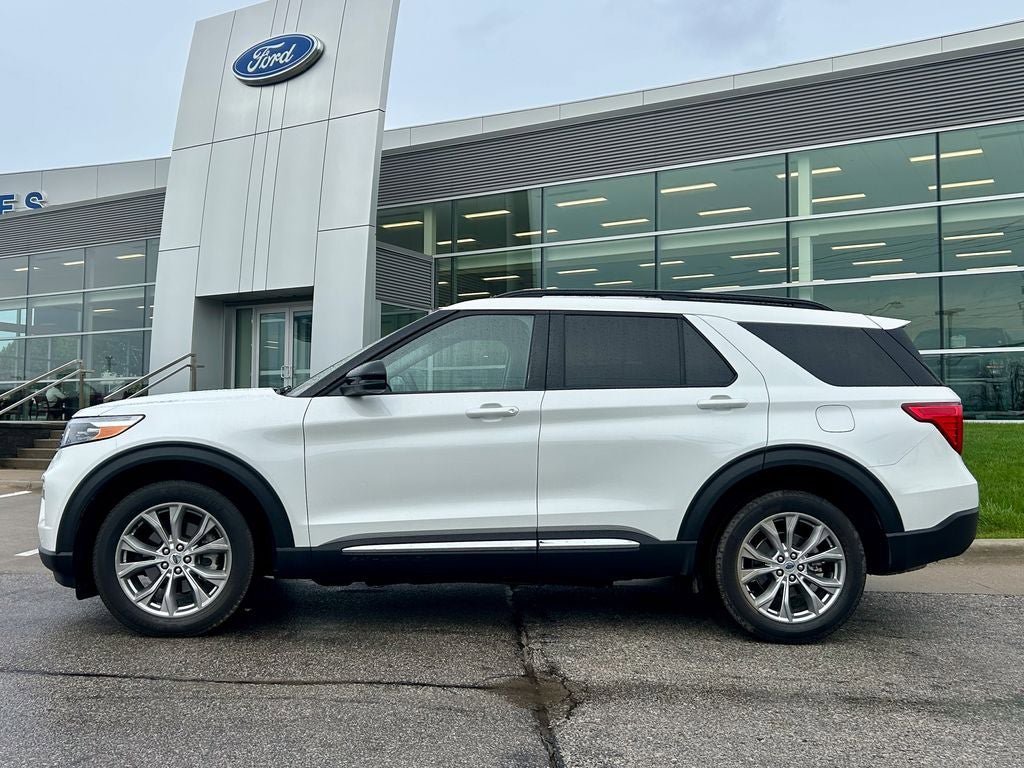 Used 2024 Ford Explorer XLT w/ Equipment Group 202A AWD/4WD image 3