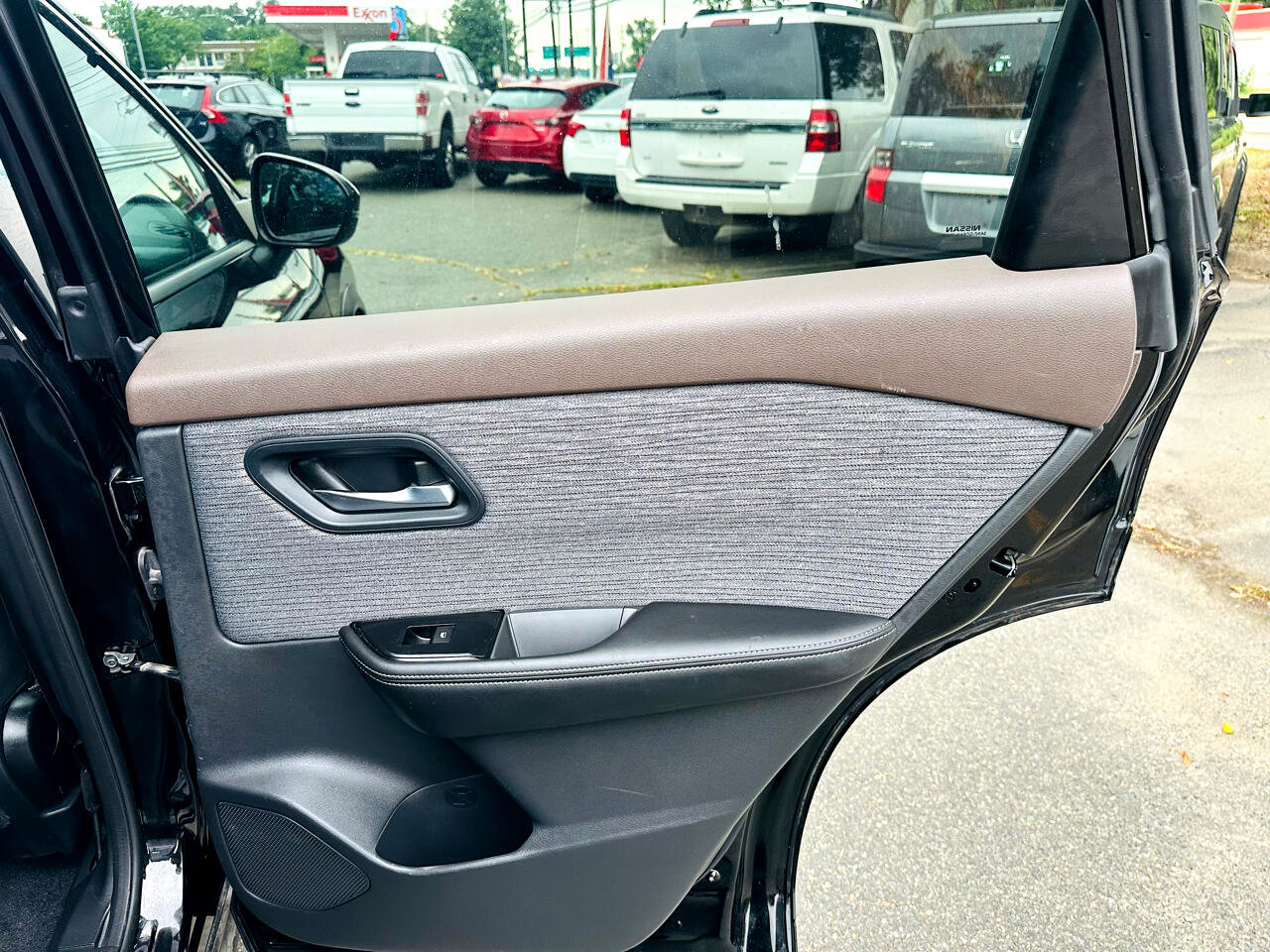 Used 2022 Nissan Rogue SV image 35