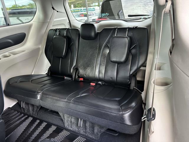 Used 2021 Chrysler Pacifica Touring-L w/ Uconnect Theater Family Group FWD image 6