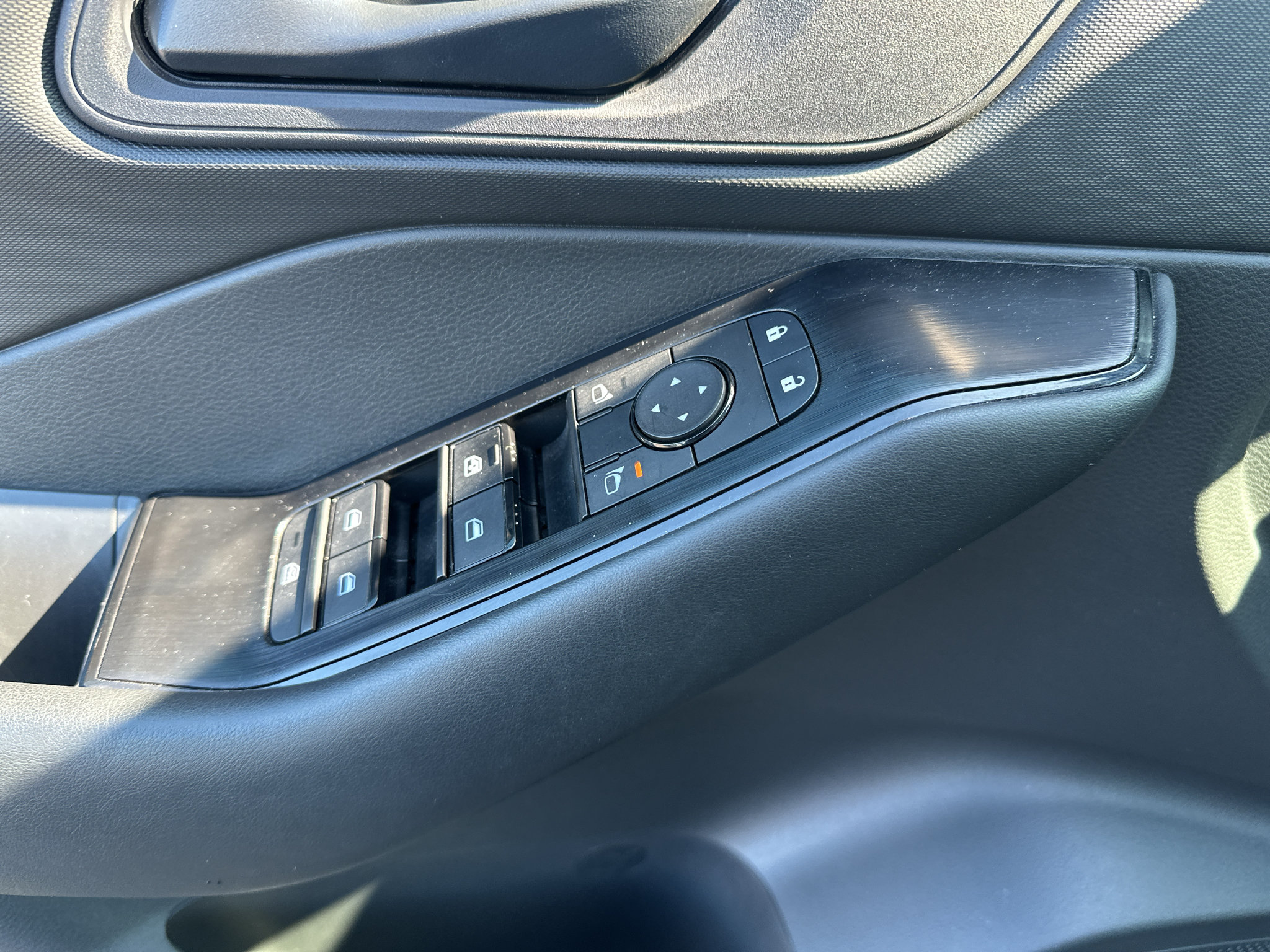 Used 2025 Nissan Rogue S AWD/4WD image 17