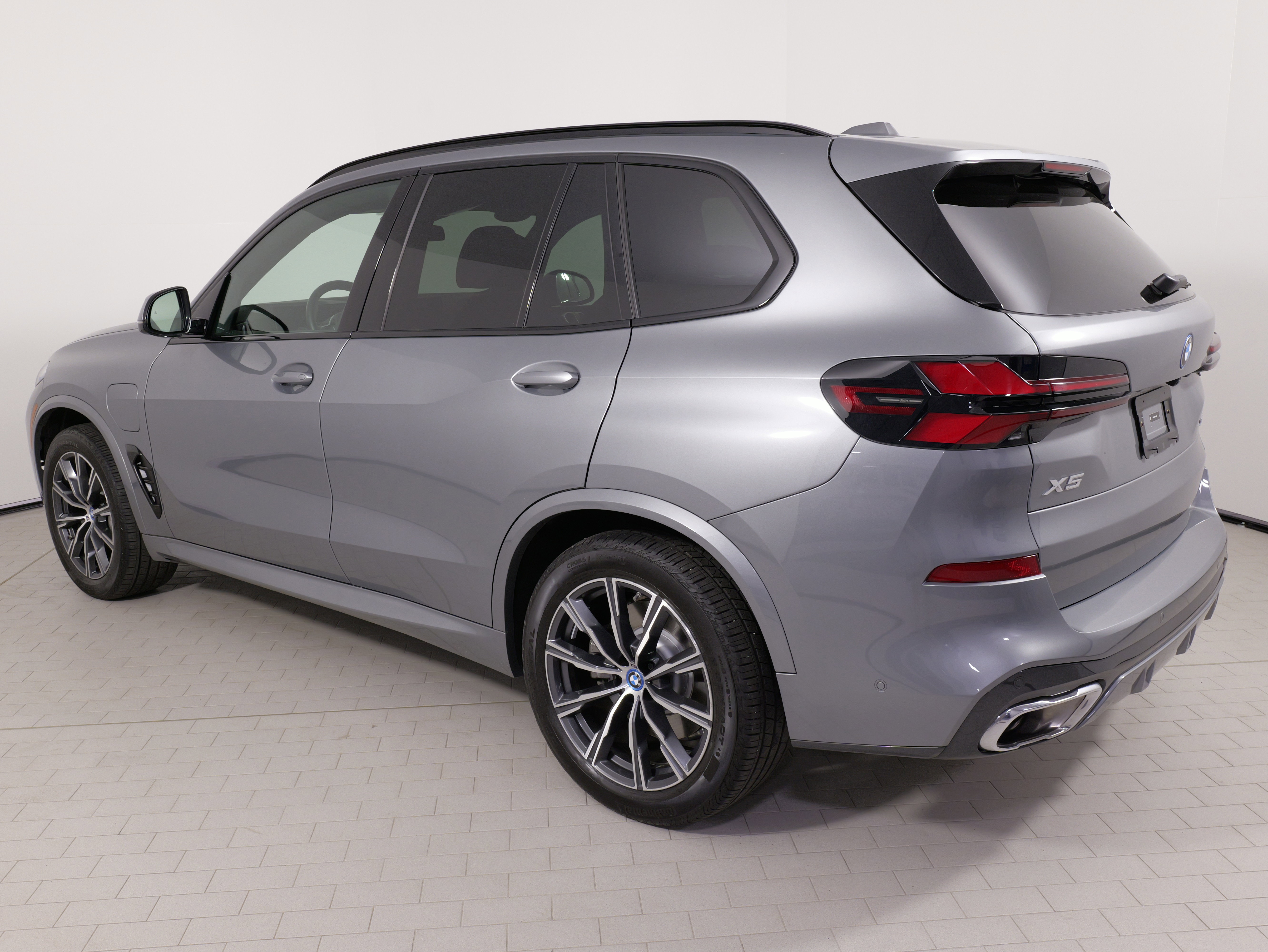Used 2025 BMW X5 xDrive50e w/ M Sport Package AWD/4WD image 12