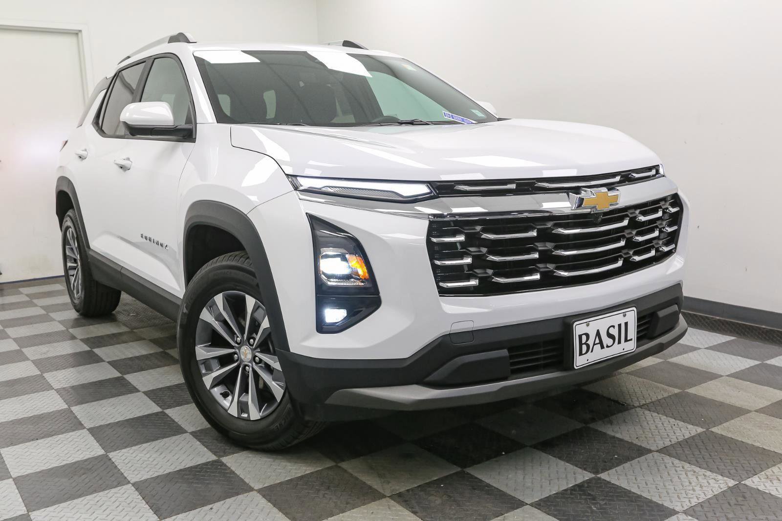 Used 2025 Chevrolet Equinox LT w/ Convenience Package II image 2