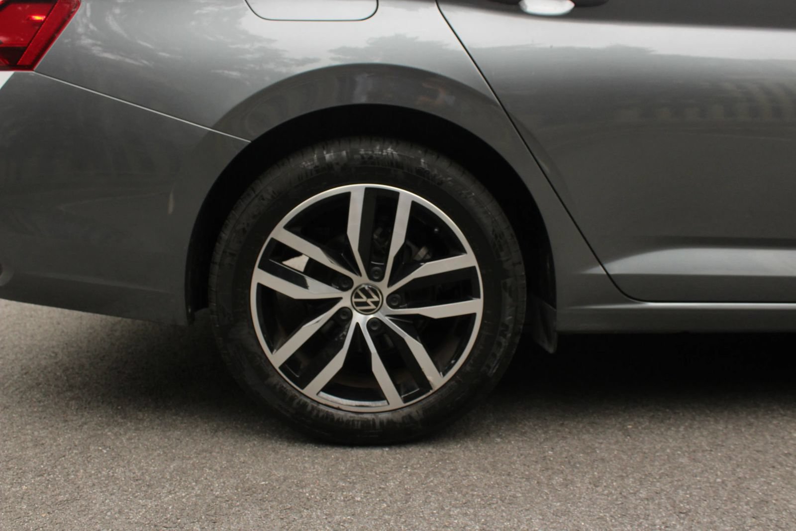 Used 2025 Volkswagen Jetta SE FWD image 5