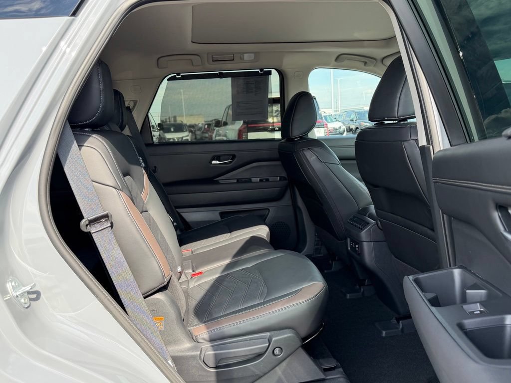 Used 2024 Nissan Pathfinder Platinum w/ Cargo Package AWD/4WD image 21