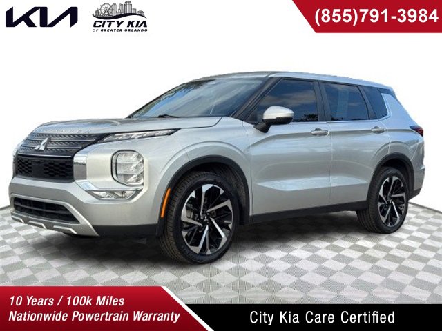 Used 2023 Mitsubishi Outlander SE image 1