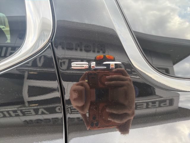 Used 2023 GMC Acadia SLT w/ Preferred Package FWD image 12